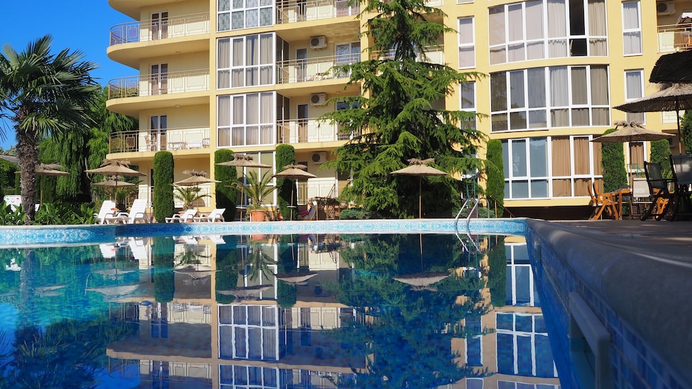 Joya Park Complex 6/66