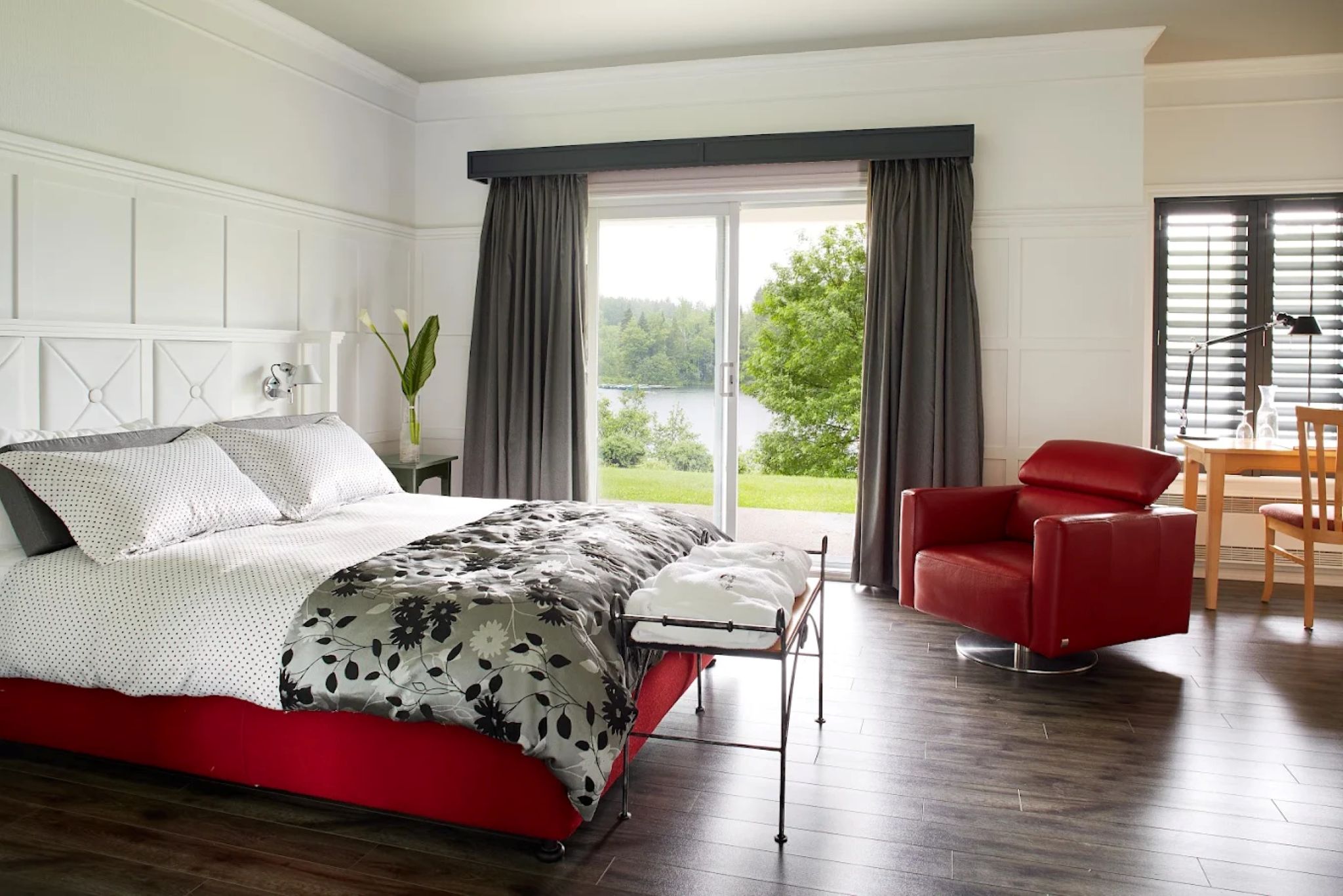 Auberge du Lac-a-l'Eau-Claire 5/28