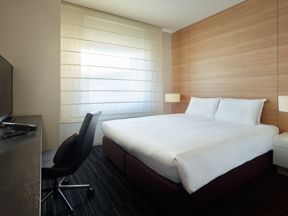SUPERIOR, QUEEN BED