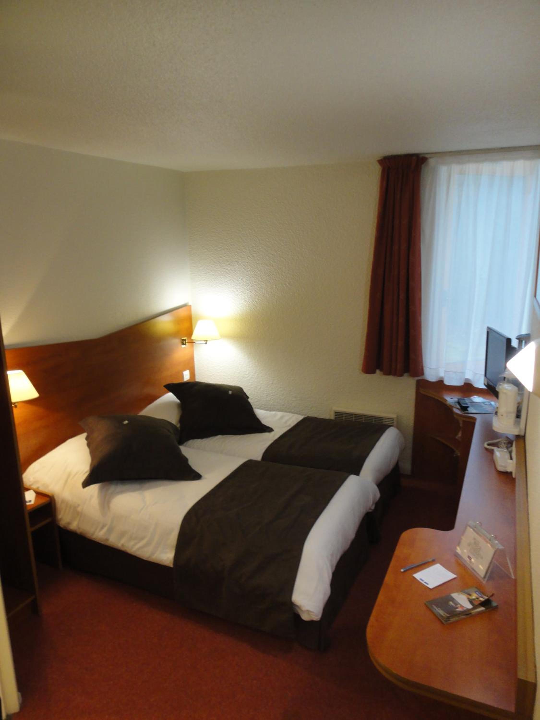 Room, Twin Beds, KYRIAD CHANTILLY 5/10