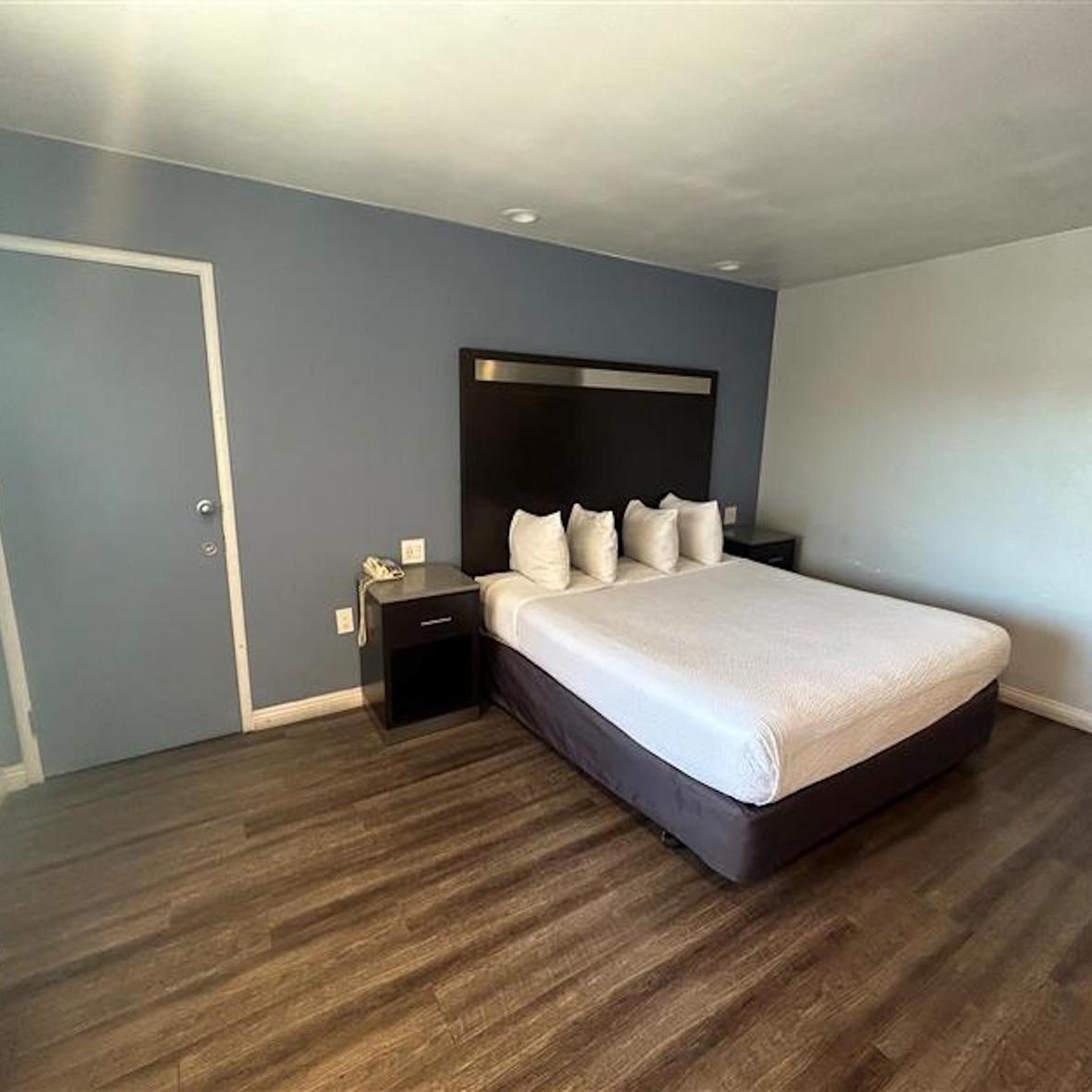 1 King Bed Non-Smoking