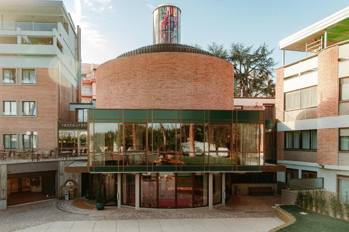 Adoro Hotel 3/72