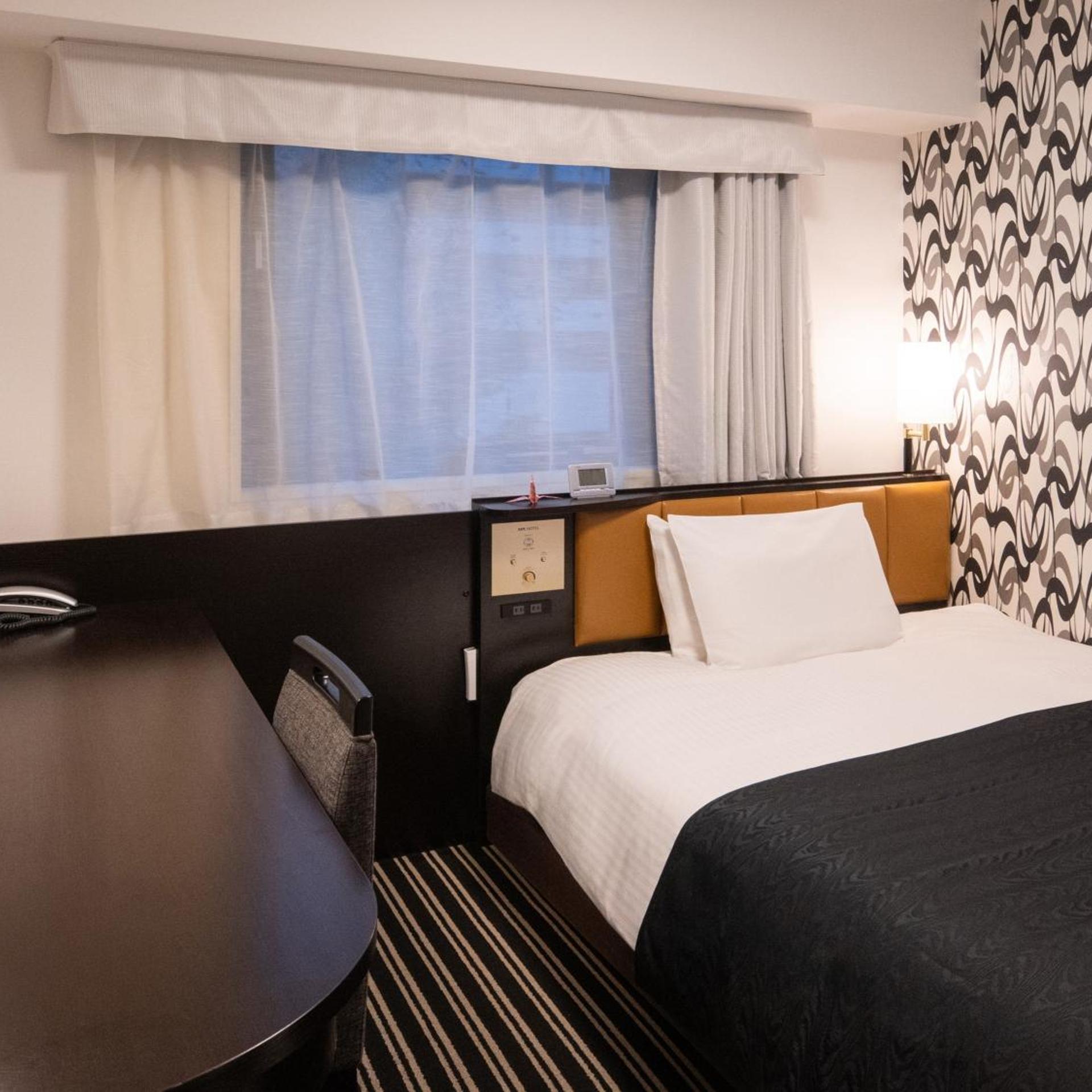 ROOM, SINGLE