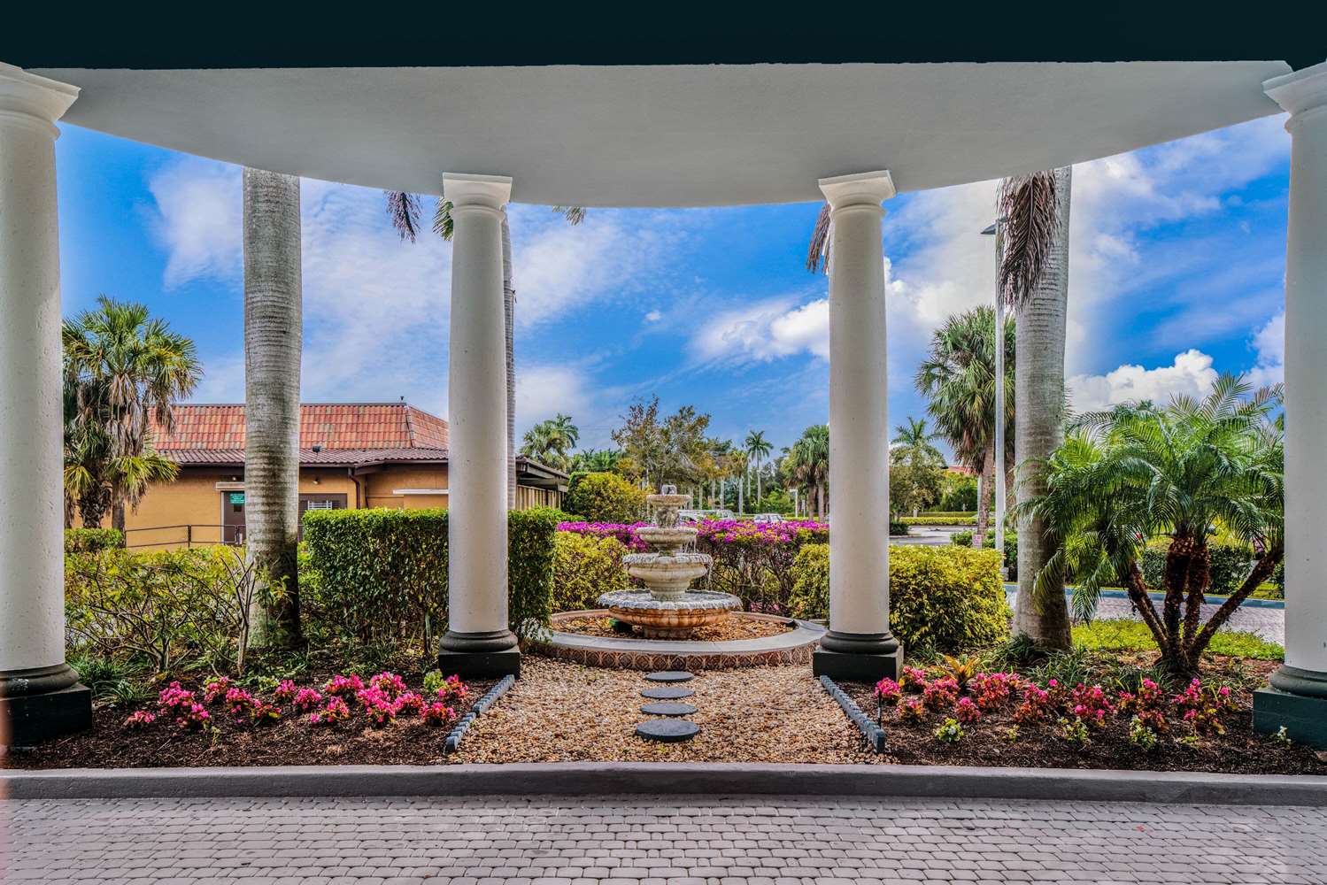 La Quinta Inn Suites By Wyndham Naples Downtown 42/48