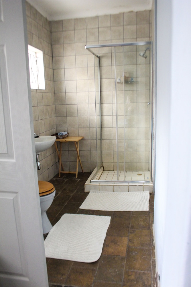 Kate's Nest Guesthouse 50/50