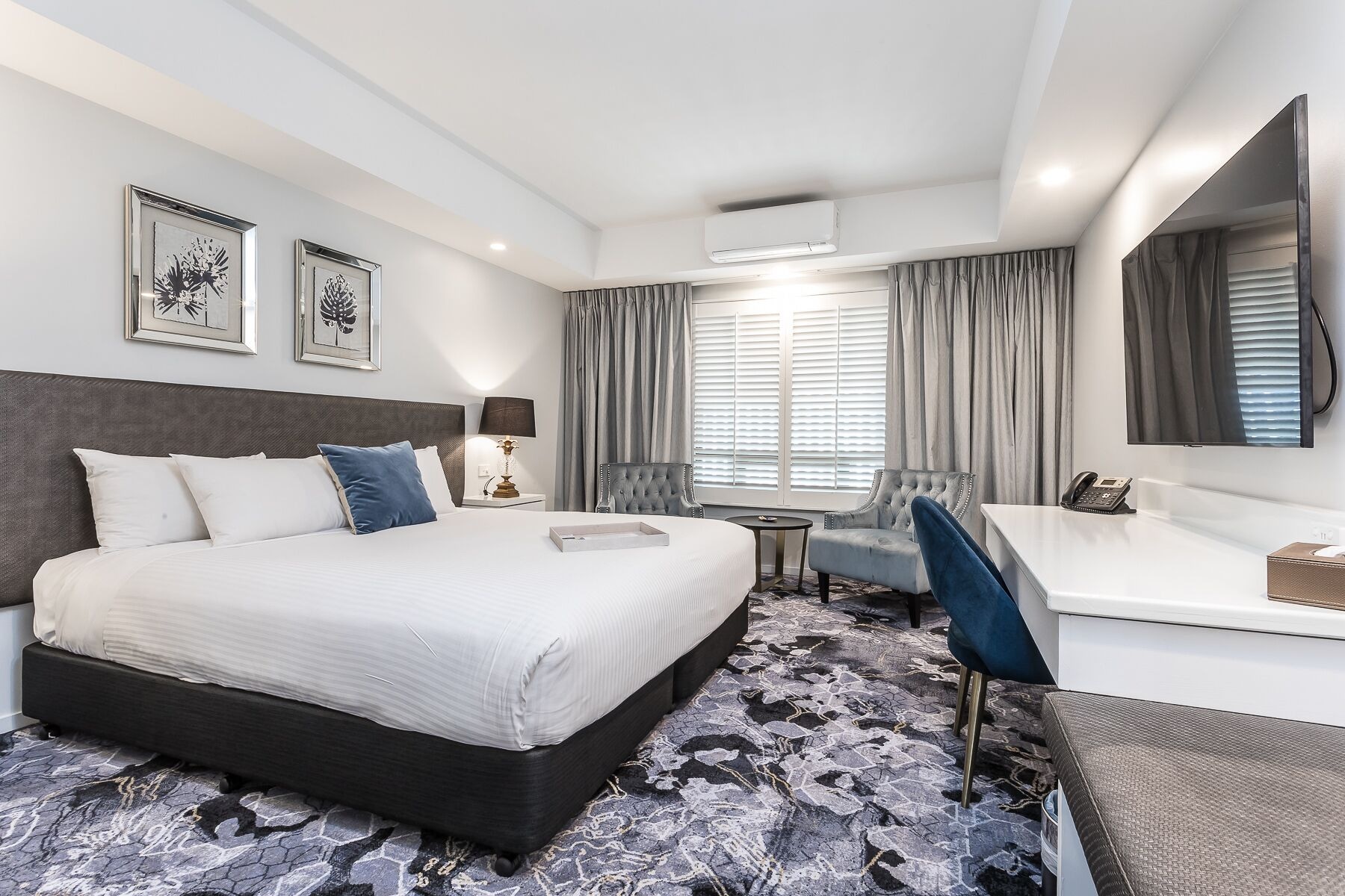 DELUXE, KING BED