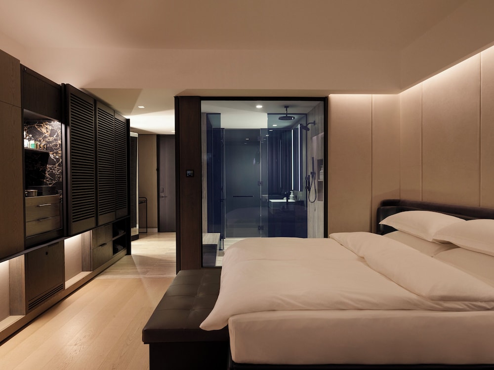 DELUXE, KING BED, VESSEL VIEW