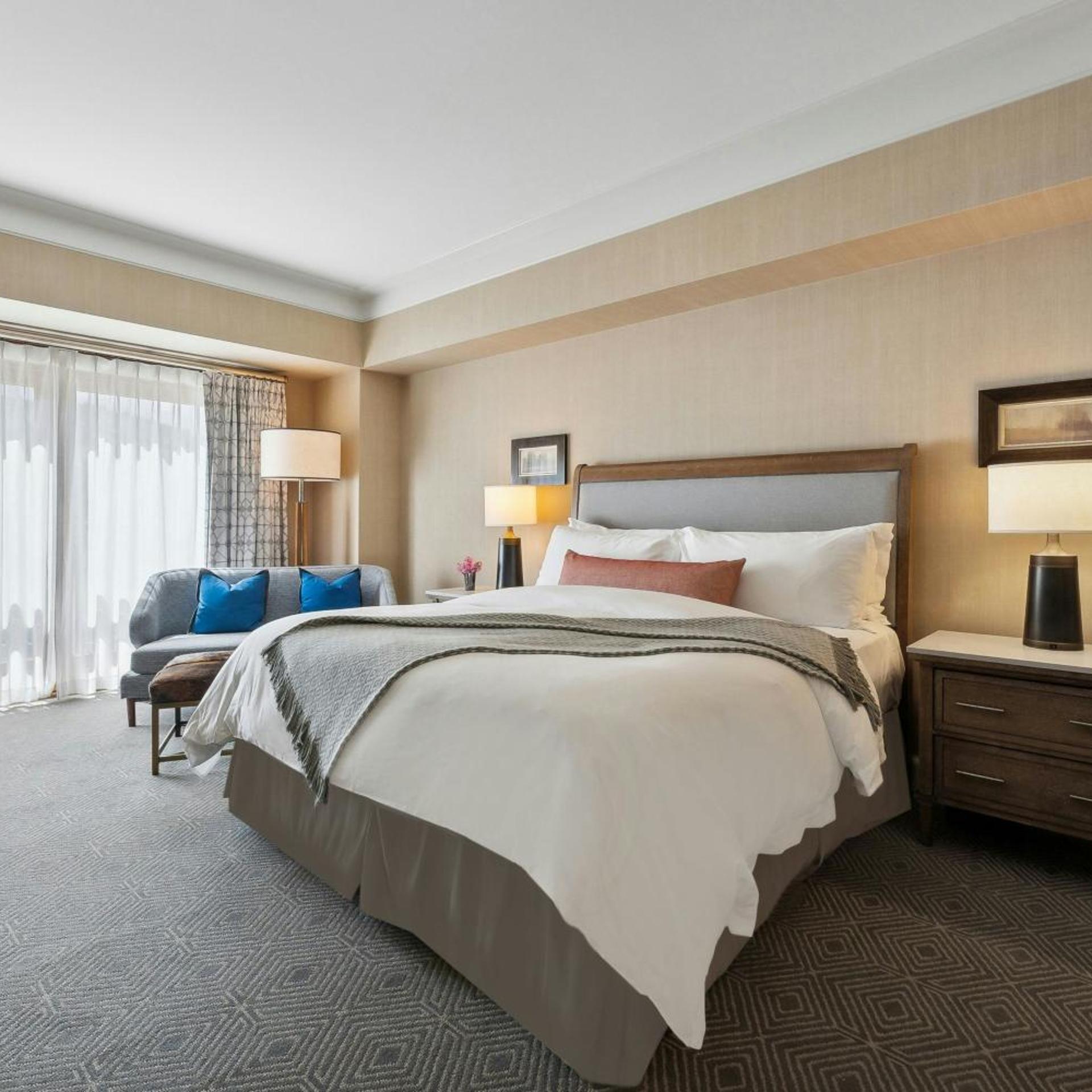 1 Bedroom, Astor, Suite, King Bed, with View, Corner