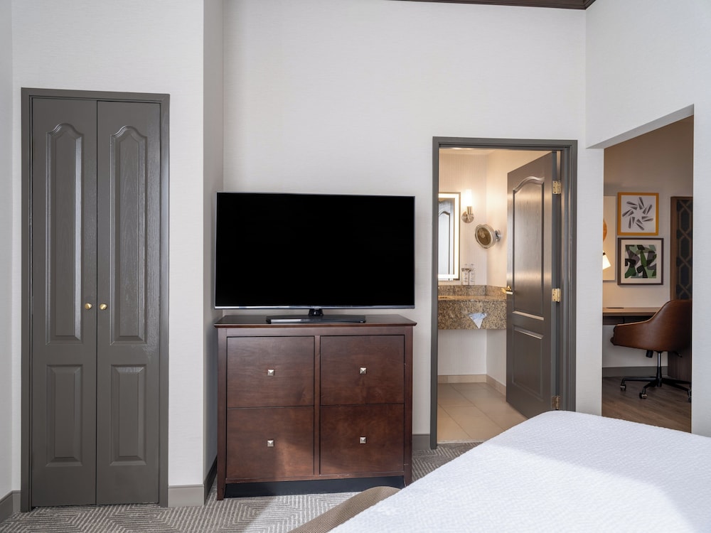 Suite, Queen Bed, Sofa
