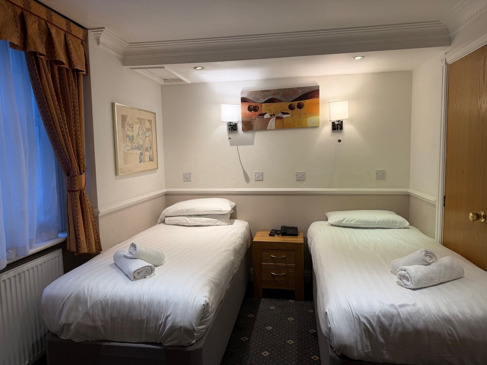 SEMI BASEMENT, ECONOMY, TWIN BEDS