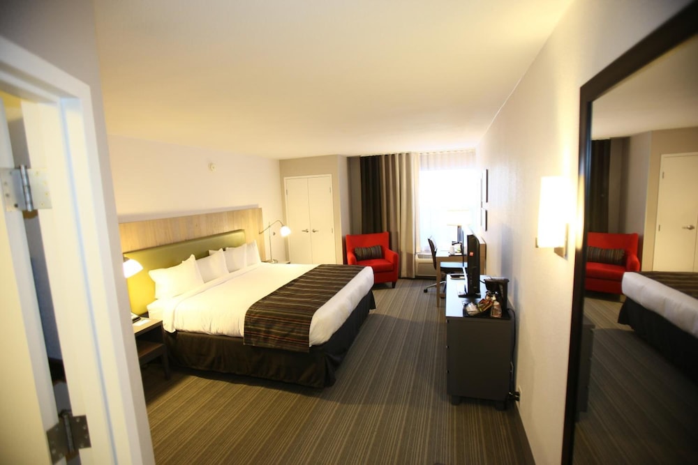 GreenTree Inn and Suites Phoenix Sky Harbor 12/65