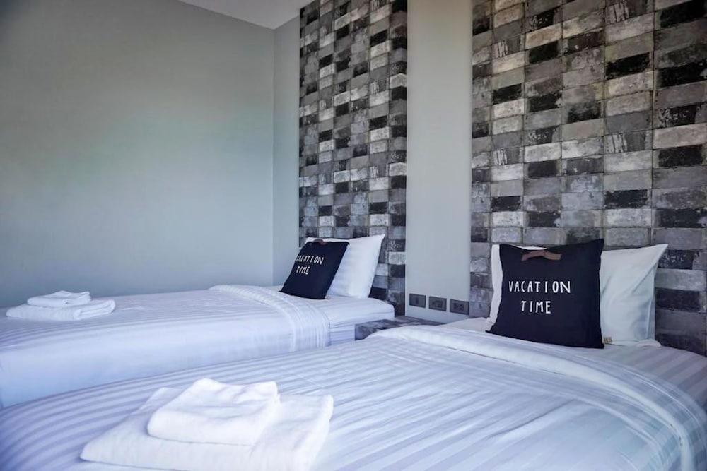 ROOM, TWIN BEDS, MOUNTAIN VIEW, STAIR ACCESS ONLY