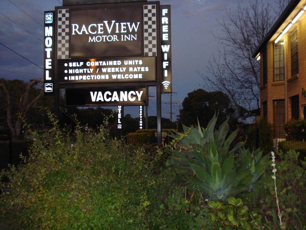 A Raceview Motor Inn 1/34