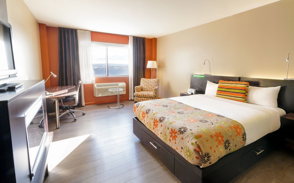 INTIMACY, QUEEN BED