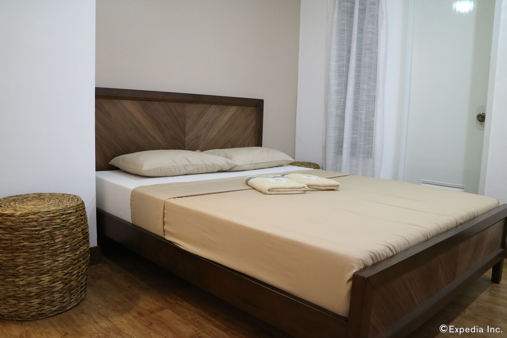 DELUXE, QUEEN BED