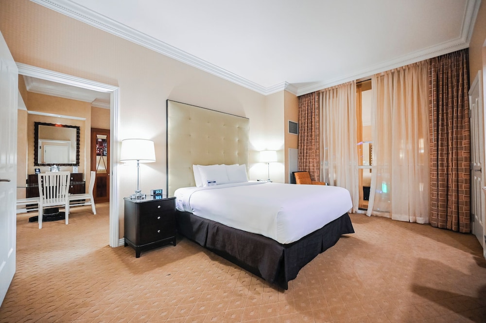Renovated, 2 Bedrooms, 2 King Beds, Strip View, 2 Sofa, Balcony