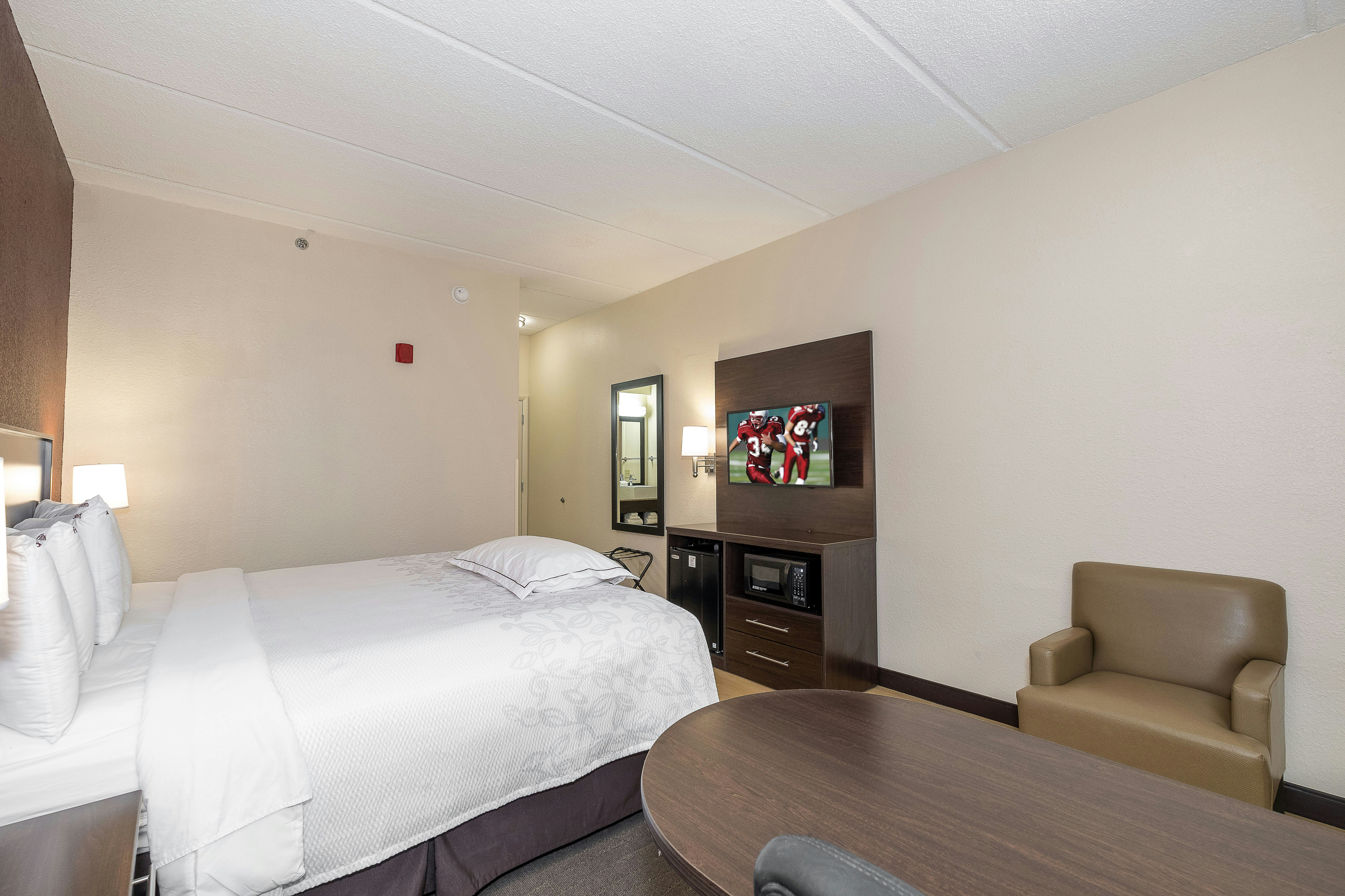 Premium, Suite, King Bed, Red Roof PLUS Jacksonville - Southpoint 4/6
