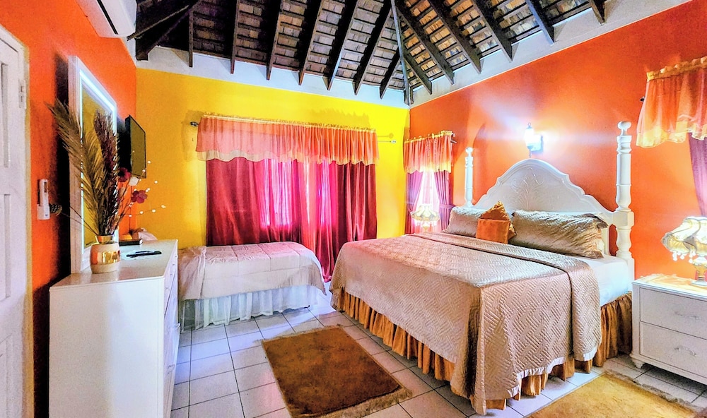 Comfort, 1 King and 1 Single Beds, Balcony, Pinkhibiscus Guest House 4/10