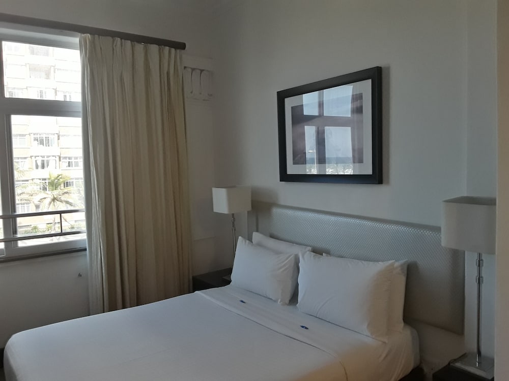 ROOM, QUEEN BED, PARTIAL SEA VIEW