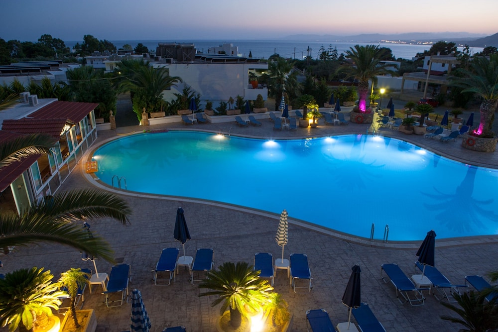 Coliseum Studios And Apartments 18/25