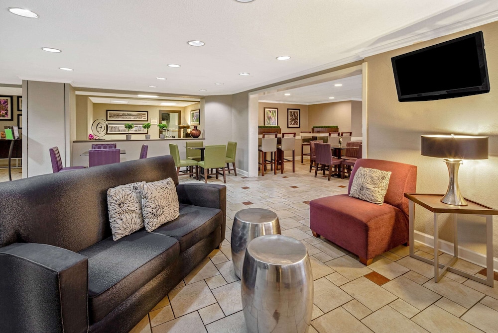 La Quinta Inn & Suites by Wyndham Miami Airport East 34/52
