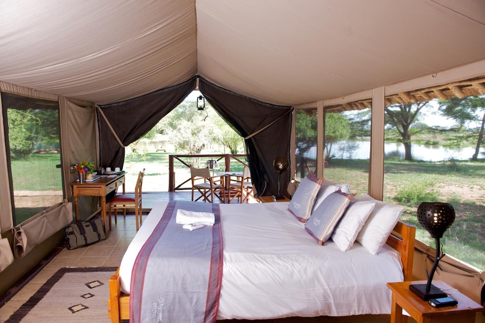 Voyager Ziwani Tented Camp 5/43