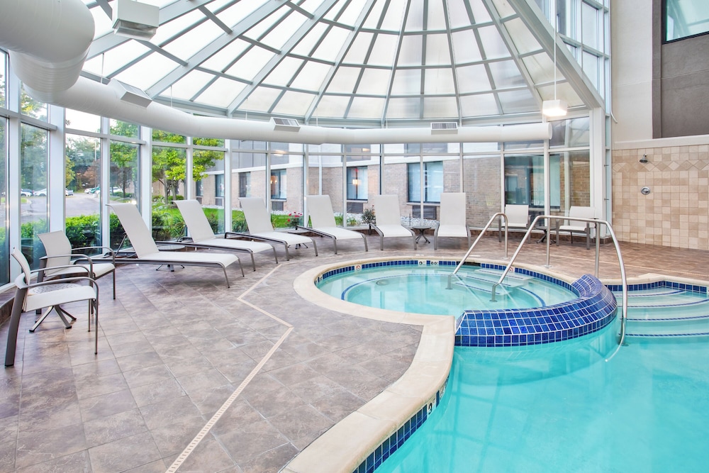 Holiday Inn Express & Suites Belleville (Airport Area) 25/50