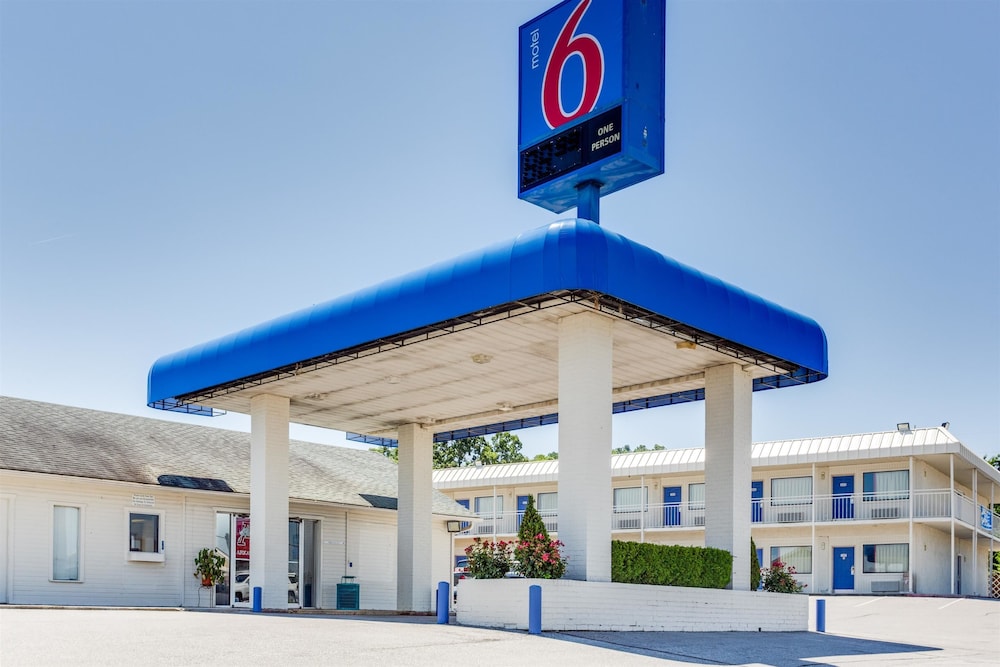 Motel6 Fayetteville, AR thumb 4