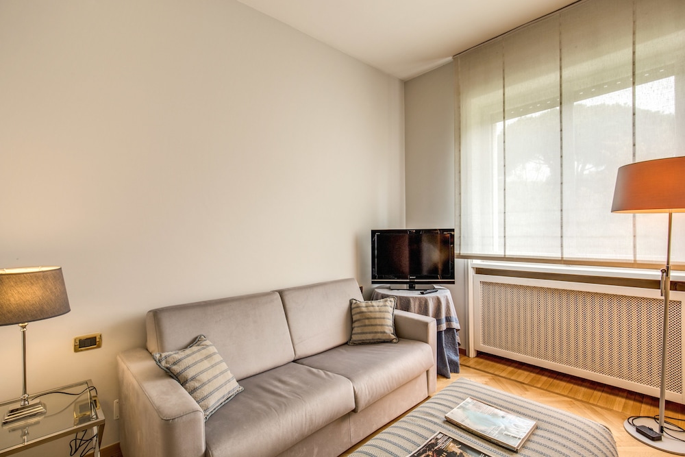 La Gaura Guest House 12/47