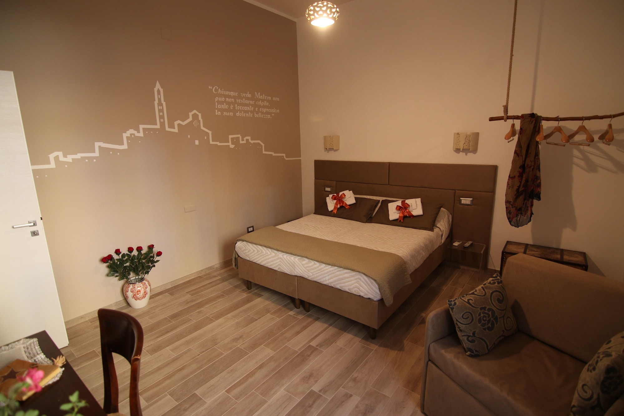 SUITE, QUEEN BED, SOFA
