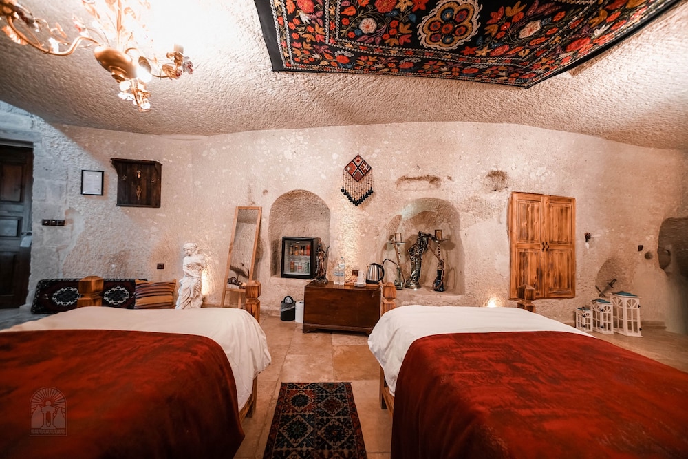 CAVE, FAMILY, SUITE
