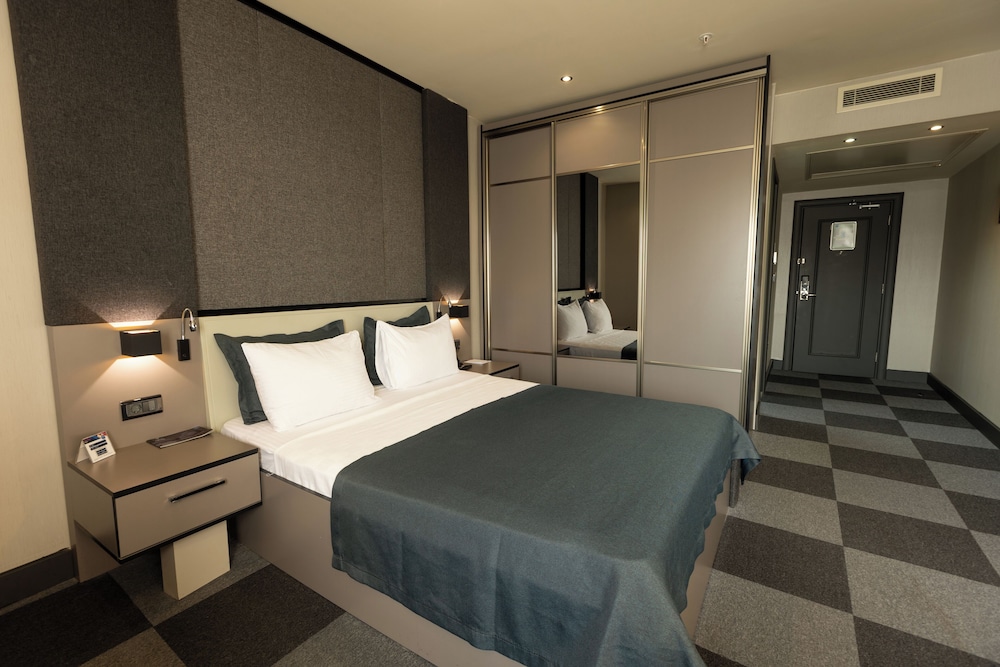 غرفة تنفيذية بسرير كينج بشرفة، Tryp By Wyndham Istanbul Sancaktepe 5/10