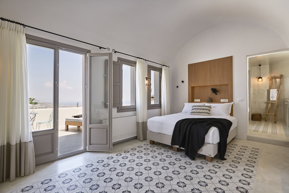 White And Co. La Torre Suites 9/50