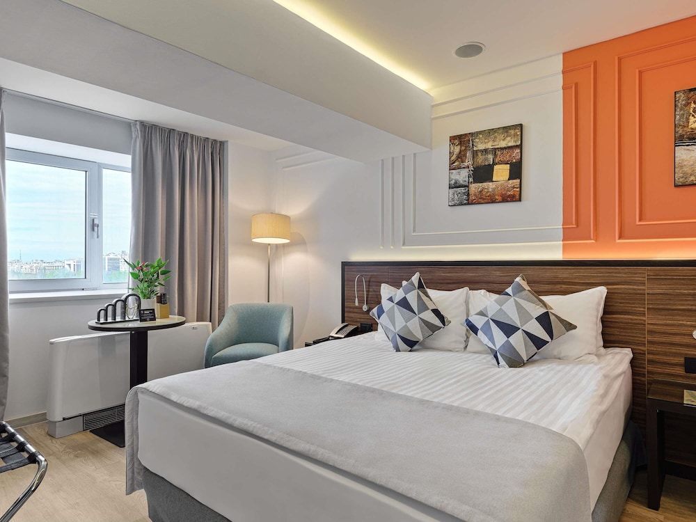 STANDARD, QUEEN BED