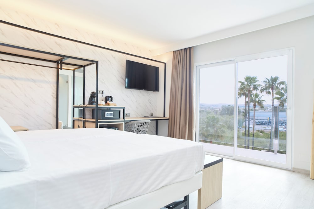 Iconic, Double Bed, Pool View