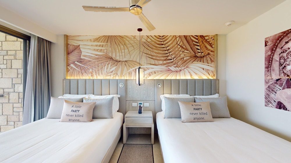 Diamond Club, Luxury, 2 Queen Beds, Garden View
