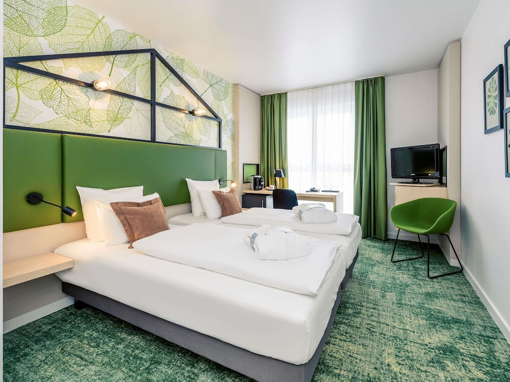 PRIVILEGE, QUEEN BED