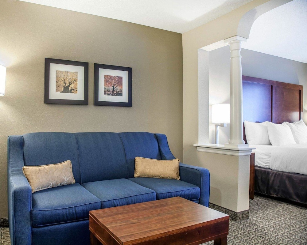Comfort Inn & Suites Sturbridge-Brimfield 38/54