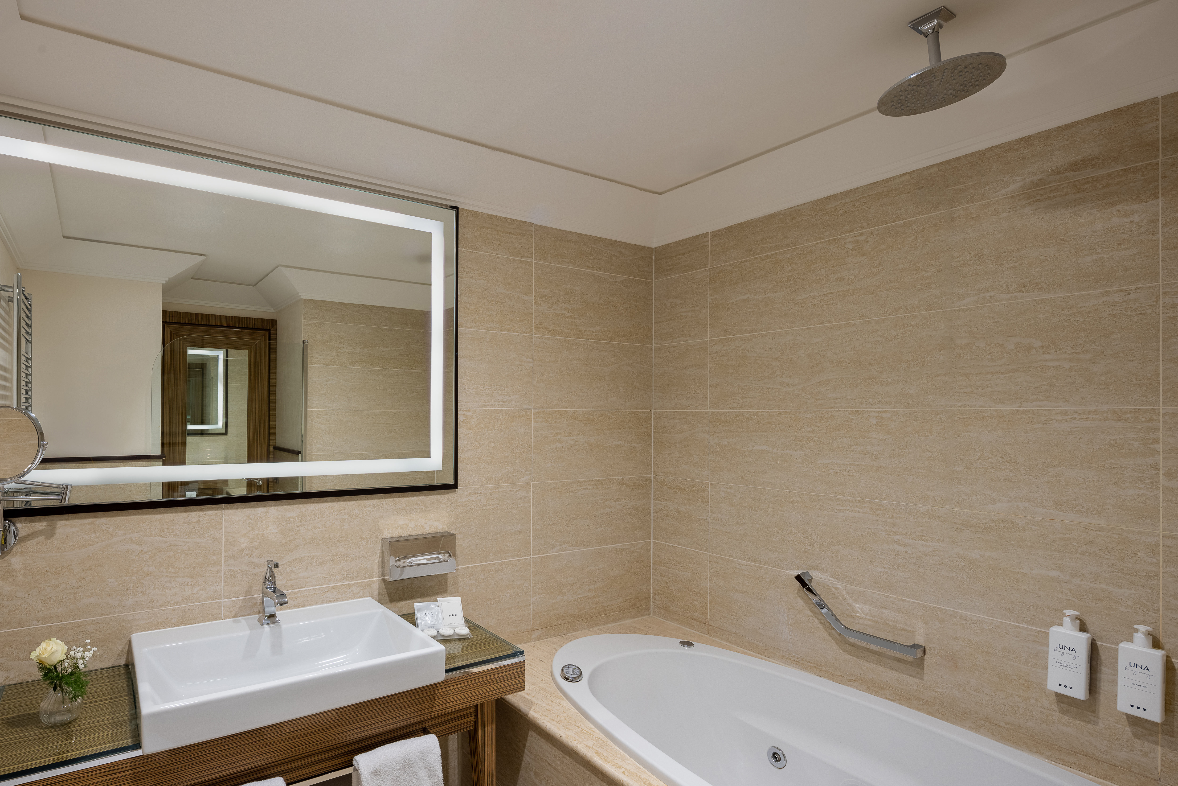 غرفة سوبيريور بسرير مزدوج بشرفة، UNAHOTELS Deco Roma 5/6