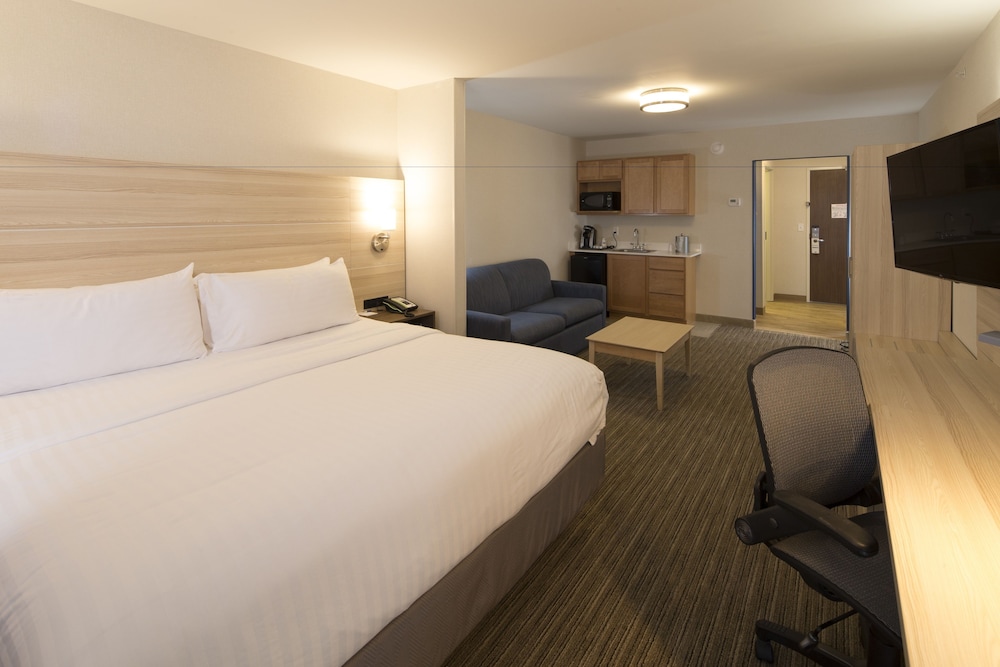 Holiday Inn Express Suites Gaylord 9/44