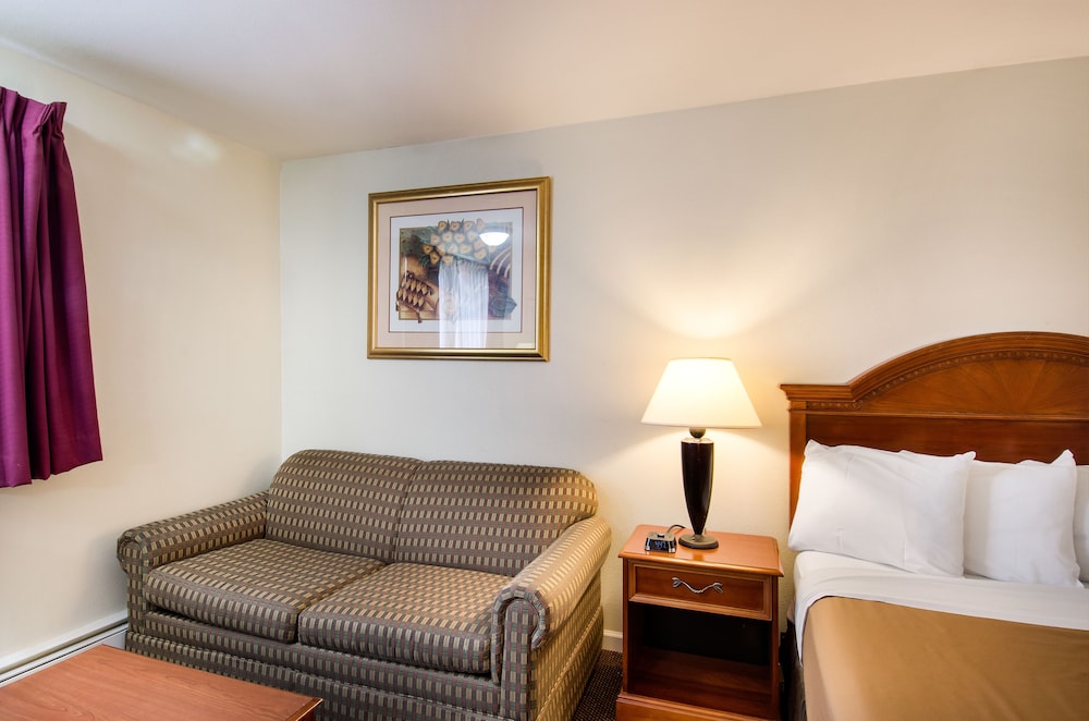 Econo Lodge Inn and Suites Northborough MA 14/22