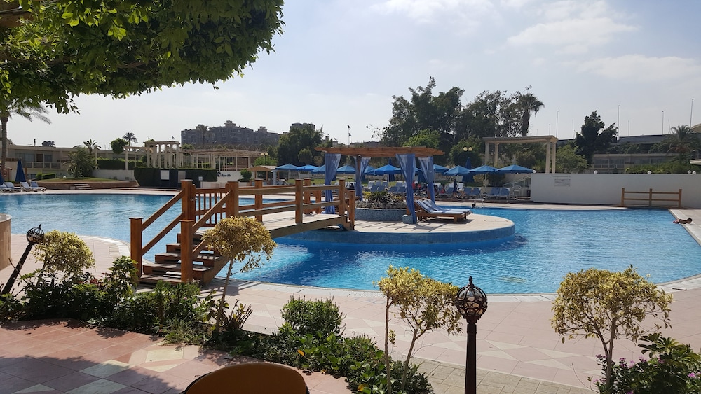 Pyramids Park Resort Cairo 7/65
