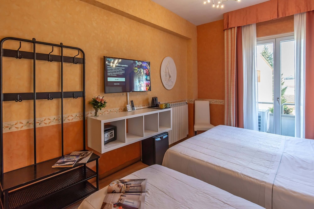 غرفة ثلاثية، Hotel Jane 2/7