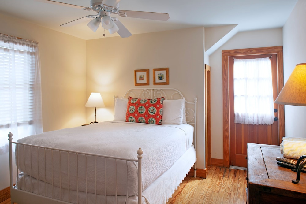 SUITE, QUEEN BED, POOL SIDE, BALCONY