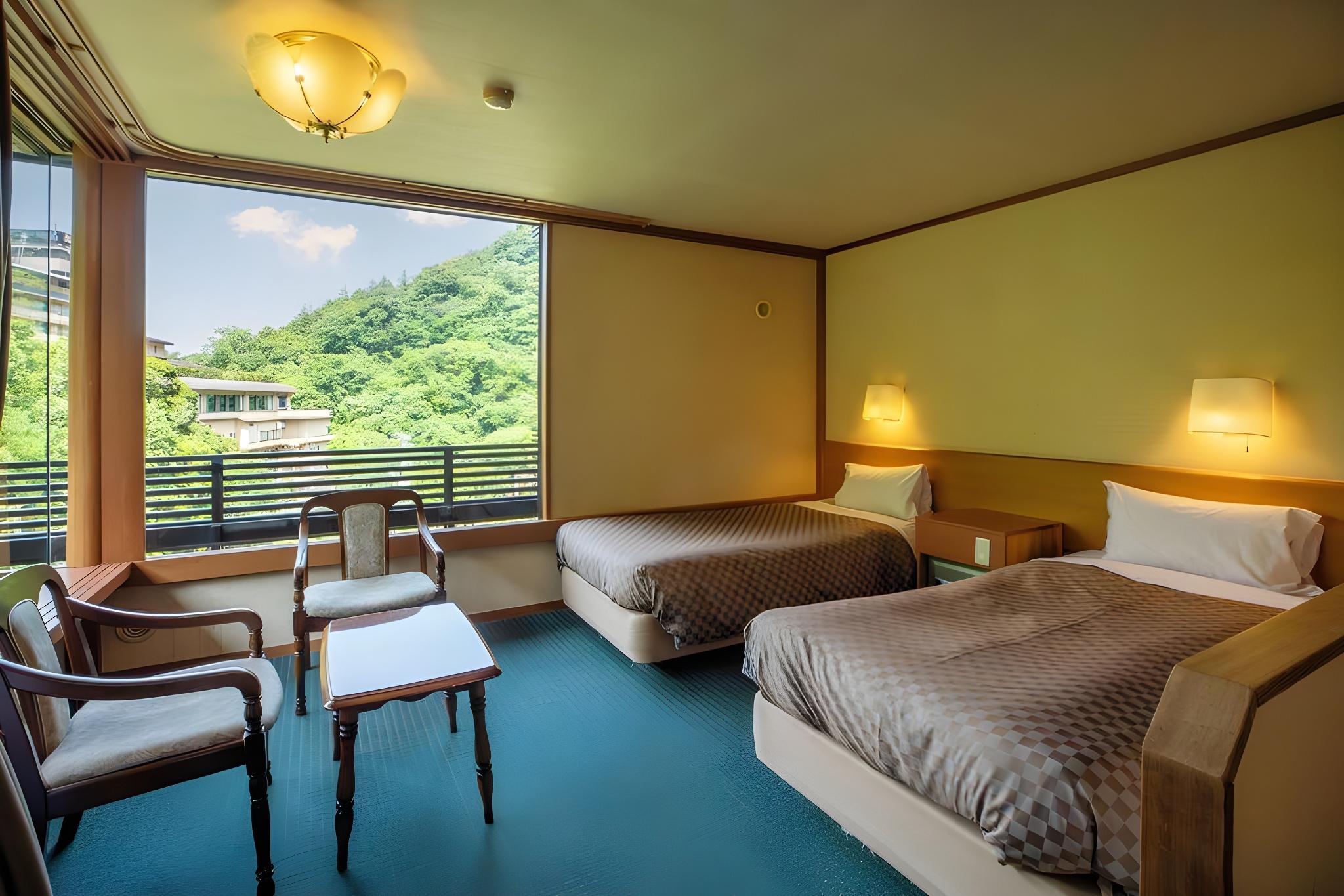 غرفة قياسية بسريرين منفصلين وفرشتي فوتون