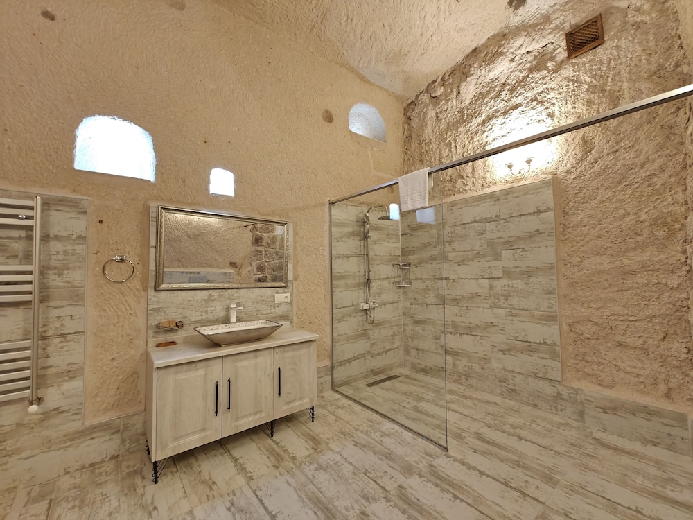 Karlik Cave Suite 21/50