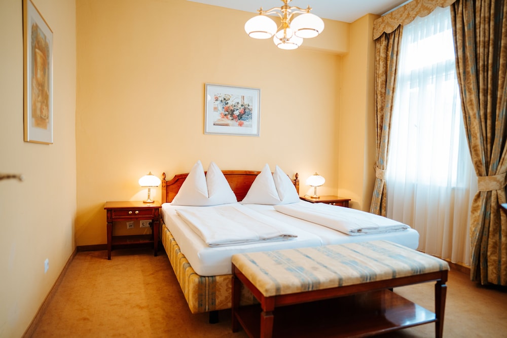 Standard, Queen Bed