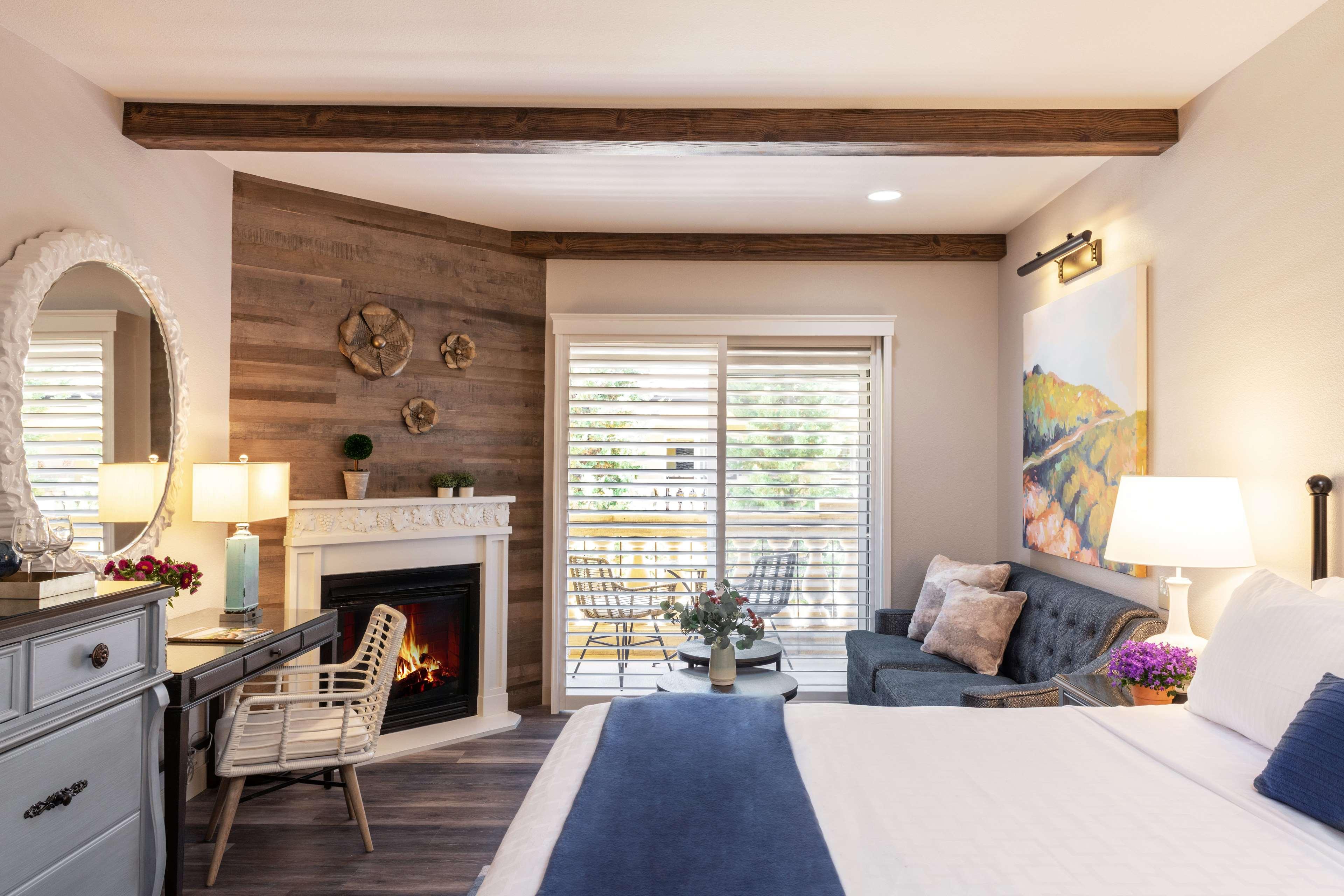 Room, King Bed, Courtyard View, Accessible, The Lodge at Healdsburg, tapestry Collection by Hilton 3/6