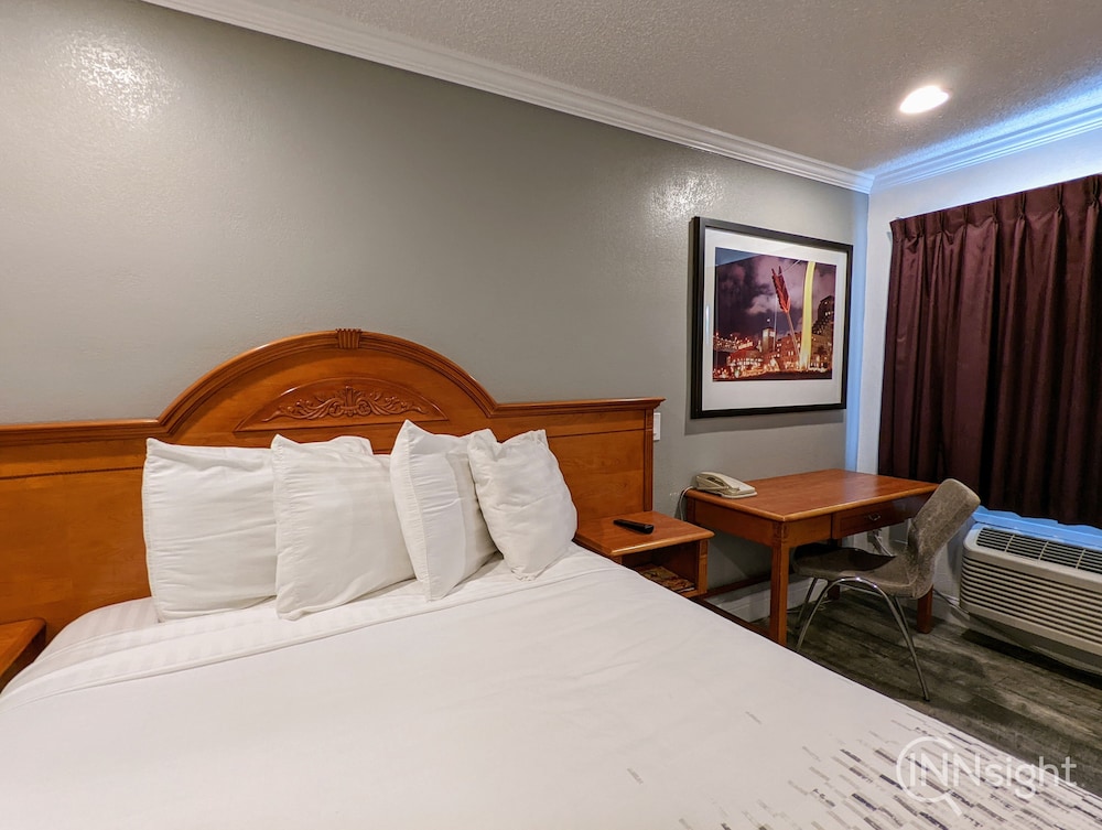 Deluxe Inn 23/50