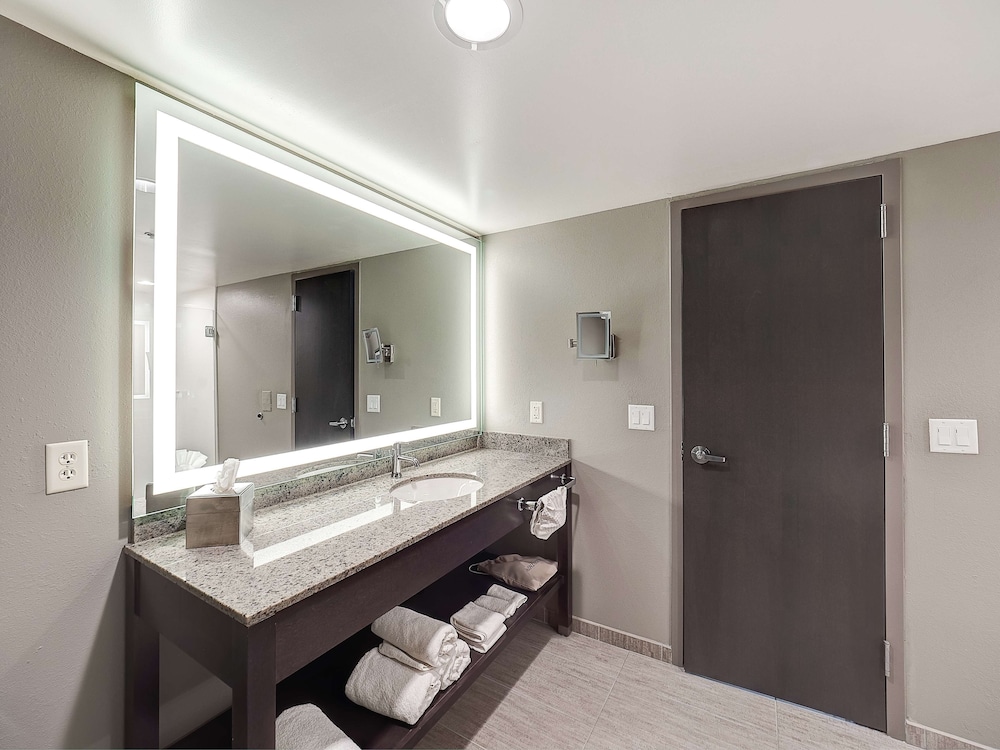 Doubletree By Hilton Bloomington 24/76